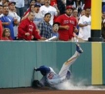 Los Angeles Dodgers Carl Crawford Makes Incredible Catch (Video)